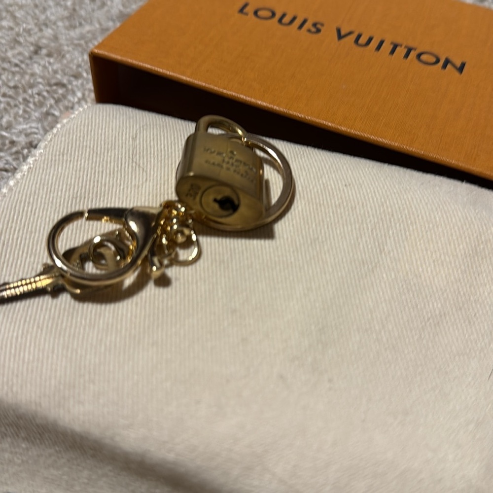 Louis Vuitton Lock and Key #320 Holder - Picture 6 of 6